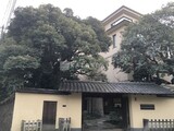 オークヒルス 緑豊かな庭園に囲まれた落ち着いた印象の建物外観