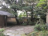 オークヒルス 樹木に囲まれた落ち着きのある駐車場と玄関アプローチの様子