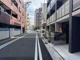 クリオラモード学芸大学2 落ち着いた街並みの中に建つ建物の前面道路