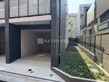 クリオラモード学芸大学2 駐車スペースと隣地へのアプローチが見える建物エントランス外観