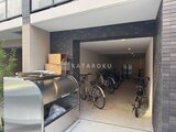 クリオラモード学芸大学2 モダンなタイル張りのエントランスと自転車置き場の様子