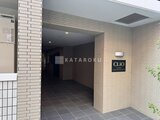 クリオラモード学芸大学2 白系タイルの落ち着いたエントランスと建物入口の様子