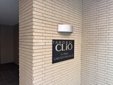 クリオラモード学芸大学2 建物コーナーに設置されたモダンな看板と淡色タイル張りの外壁