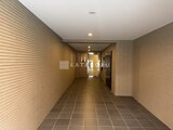 クリオラモード学芸大学2 落ち着いた色合いのタイル張りの共用廊下