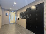 クリオラモード学芸大学2 黒いメールボックスとエントランスドアが整理された共用部の様子