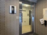 クリオラモード学芸大学2 モダンなデザインのエントランスドア