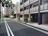 クリオラモード学芸大学2 前面道路から見た建物外観とモダンなエントランス周辺の様子