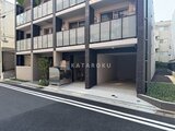 クリオラモード学芸大学2 前面道路から見たモダンな建物外観と開放的なエントランス