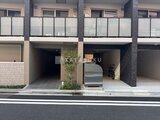クリオラモード学芸大学2 前面道路から見たモダンな外観とエントランス周辺の様子
