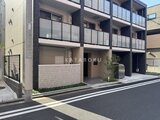 クリオラモード学芸大学2 落ち着いたモダンデザインの建物エントランスから見た外観