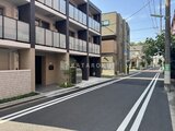クリオラモード学芸大学2 前面道路から見た建物外観と開放的なエントランス周り