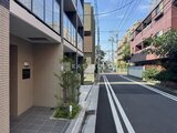 クリオラモード学芸大学2 前面道路から見た建物エントランスと街並みの様子