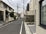 アトリオフラッツ自由が丘イースト 閑静な住宅街の道路から見た建物外観と周辺の様子