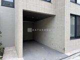 アトリオフラッツ自由が丘イースト 白いタイル張りの建物に付属するカーポート入口の様子