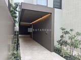 アトリオフラッツ自由が丘イースト モダンな照明が映えるエントランスアプローチと植栽の様子