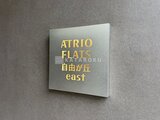 アトリオフラッツ自由が丘イースト モダンな雰囲気のシルバープレート建物銘板