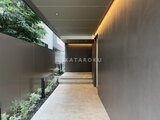 アトリオフラッツ自由が丘イースト モダンな照明と植栽が調和したエントランスアプローチ