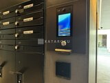アトリオフラッツ自由が丘イースト エントランスの宅配ボックスとインターホンの様子