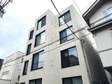 アトリオフラッツ自由が丘イースト 白いタイル張りのモダンな4階建て建物外観