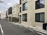 アトリオフラッツ自由が丘イースト 街並みから見たモダンなタイル張りの建物外観