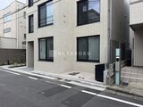 アトリオフラッツ自由が丘イースト 前面道路から見た白いタイル張りの建物外観