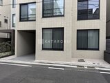アトリオフラッツ自由が丘イースト 道路から見たモダンな外観と開放的なエントランス