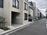 アトリオフラッツ自由が丘イースト 統一感のある街並みに建つ建物の外観と駐車スペース