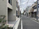 アトリオフラッツ自由が丘イースト 落ち着いた街並みから見た建物エントランスと前面道路の様子