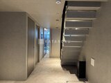 アトリオフラッツ自由が丘イースト 階段と洋風の扉が並ぶモダンな共用廊下