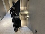 アトリオフラッツ自由が丘イースト 黒いスチール手摺が付いた階段と上階へのアプローチ