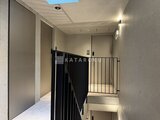 アトリオフラッツ自由が丘イースト スカイライトから採光が入る明るい共用廊下とスチール階段