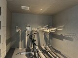 アトリオフラッツ自由が丘イースト 自転車とバイクラックが備わった明るい共用駐輪場