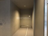 アトリオフラッツ自由が丘イースト 落ち着いた照明の共用廊下とシンプルな収納スペース