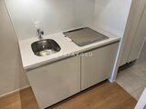 アトリオフラッツ自由が丘イースト シンク付きのコンパクトなキッチンスペース