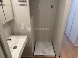 アトリオフラッツ自由が丘イースト 洗面台と洗濯機置き場が隣り合うコンパクトな水回り空間