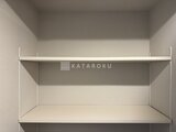 アトリオフラッツ自由が丘イースト 白を基調とした整理整頓しやすいクローゼット内部の棚