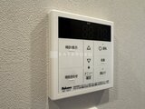 アトリオフラッツ自由が丘イースト 壁に取付けられた浴室暖房乾燥機の操作パネル