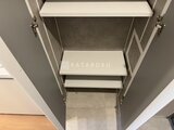 アトリオフラッツ自由が丘イースト 白い棚板が並ぶ落ち着いた印象の収納スペース