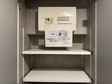 アトリオフラッツ自由が丘イースト 白い操作パネルと収納棚が備わった洗面台上の設備スペース