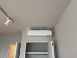 アトリオフラッツ自由が丘イースト エアコンが備え付けされた落ち着いた色合いの室内