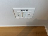 アトリオフラッツ自由が丘イースト 天井に設置されたコンセントとテレビ配線用アウトレット