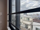 アトリオフラッツ自由が丘イースト 安全柵付きのバルコニーから周辺の街並みを望む様子