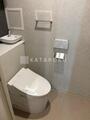 ミオ中目黒 温かみのあるトイレ空間に温水洗浄便座と手洗い器を完備