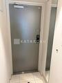 ミオ中目黒 エレベーターホールから見た共用部の入口ドア