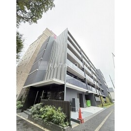 アジールコート下高井戸 低層部が重厚で上層階がすっきりとしたモダンな建物外観