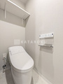 ケリア中板橋 温かみのあるトイレ空間、白を基調とした清潔感のある壁と床