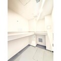 イプセ日本橋三越前 白を基調とした明るい印象のロフト空間と収納棚