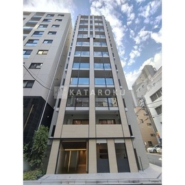 イプセ日本橋三越前 青空を背景に建つモダンな外観の建物