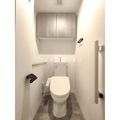 ヴィラクレスト東上野 清潔感のあるトイレ空間と上部収納の様子