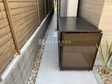 デュオメゾン西新宿 木調フェンスに囲まれたゆとりのある外部通路の様子